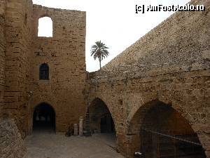 [P11] Girne - Arcade, ziduri fortificate si un palmier crescut in piatra.  » foto by iulianic
 - 
<span class="allrVoted glyphicon glyphicon-heart hidden" id="av382145"></span>
<a class="m-l-10 hidden" id="sv382145" onclick="voting_Foto_DelVot(,382145,12009)" role="button">șterge vot <span class="glyphicon glyphicon-remove"></span></a>
<a id="v9382145" class=" c-red"  onclick="voting_Foto_SetVot(382145)" role="button"><span class="glyphicon glyphicon-heart-empty"></span> <b>LIKE</b> = Votează poza</a> <img class="hidden"  id="f382145W9" src="/imagini/loader.gif" border="0" /><span class="AjErrMes hidden" id="e382145ErM"></span>