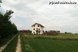[P01] Aceasta este pensiunea Nori Albi din Tohanu Nou. Drumul din stanga este cel de acces, iar si mai in stanga, cam la 50 de metri, este soseaua DN73.  » foto by monel_33
 - 
<span class="allrVoted glyphicon glyphicon-heart hidden" id="av341173"></span>
<a class="m-l-10 hidden" id="sv341173" onclick="voting_Foto_DelVot(,341173,12020)" role="button">șterge vot <span class="glyphicon glyphicon-remove"></span></a>
<a id="v9341173" class=" c-red"  onclick="voting_Foto_SetVot(341173)" role="button"><span class="glyphicon glyphicon-heart-empty"></span> <b>LIKE</b> = Votează poza</a> <img class="hidden"  id="f341173W9" src="/imagini/loader.gif" border="0" /><span class="AjErrMes hidden" id="e341173ErM"></span>