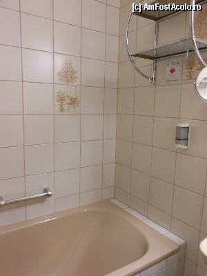 [P12] Hotel Klostertaler Hof - 3*. Cada roz ca si restul corpurilor sanitare, suporturi si dozator pentru spumant. » foto by iulianic
 - 
<span class="allrVoted glyphicon glyphicon-heart hidden" id="av342161"></span>
<a class="m-l-10 hidden" id="sv342161" onclick="voting_Foto_DelVot(,342161,12040)" role="button">șterge vot <span class="glyphicon glyphicon-remove"></span></a>
<a id="v9342161" class=" c-red"  onclick="voting_Foto_SetVot(342161)" role="button"><span class="glyphicon glyphicon-heart-empty"></span> <b>LIKE</b> = Votează poza</a> <img class="hidden"  id="f342161W9" src="/imagini/loader.gif" border="0" /><span class="AjErrMes hidden" id="e342161ErM"></span>