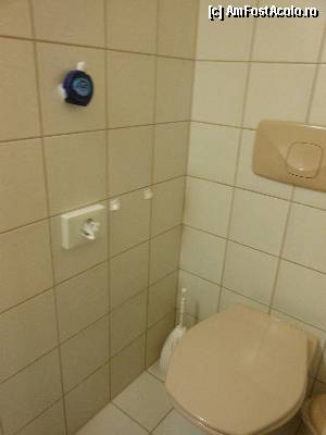 [P16] Hotel Klostertaler Hof - 3*. Toaleta, perie, cos de gunoi, servetele si odorizant pentru incapere.  » foto by iulianic
 - 
<span class="allrVoted glyphicon glyphicon-heart hidden" id="av342165"></span>
<a class="m-l-10 hidden" id="sv342165" onclick="voting_Foto_DelVot(,342165,12040)" role="button">șterge vot <span class="glyphicon glyphicon-remove"></span></a>
<a id="v9342165" class=" c-red"  onclick="voting_Foto_SetVot(342165)" role="button"><span class="glyphicon glyphicon-heart-empty"></span> <b>LIKE</b> = Votează poza</a> <img class="hidden"  id="f342165W9" src="/imagini/loader.gif" border="0" /><span class="AjErrMes hidden" id="e342165ErM"></span>