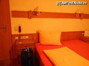 [P05] Hotel Klostertaler Hof - 3*. Camera. Langa usa de la intrare, patul cu noptiere si corpuri de iluminat reglabite.  » foto by iulianic
 - 
<span class="allrVoted glyphicon glyphicon-heart hidden" id="av342154"></span>
<a class="m-l-10 hidden" id="sv342154" onclick="voting_Foto_DelVot(,342154,12040)" role="button">șterge vot <span class="glyphicon glyphicon-remove"></span></a>
<a id="v9342154" class=" c-red"  onclick="voting_Foto_SetVot(342154)" role="button"><span class="glyphicon glyphicon-heart-empty"></span> <b>LIKE</b> = Votează poza</a> <img class="hidden"  id="f342154W9" src="/imagini/loader.gif" border="0" /><span class="AjErrMes hidden" id="e342154ErM"></span>