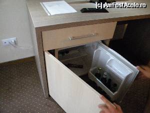 [P06] minibarul- produsele din interior sunt contra cost- preturile erau afisate pe coala A4 de deasupra » foto by silvia tudoran
 - 
<span class="allrVoted glyphicon glyphicon-heart hidden" id="av346709"></span>
<a class="m-l-10 hidden" id="sv346709" onclick="voting_Foto_DelVot(,346709,12172)" role="button">șterge vot <span class="glyphicon glyphicon-remove"></span></a>
<a id="v9346709" class=" c-red"  onclick="voting_Foto_SetVot(346709)" role="button"><span class="glyphicon glyphicon-heart-empty"></span> <b>LIKE</b> = Votează poza</a> <img class="hidden"  id="f346709W9" src="/imagini/loader.gif" border="0" /><span class="AjErrMes hidden" id="e346709ErM"></span>