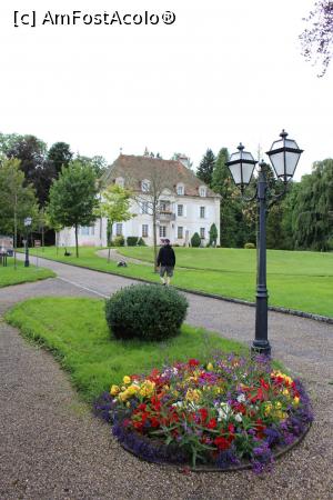 [P13] Le Locle, Le Chateau des Monts cu flori în prim plan și români în planul doi » foto by mprofeanu
 - 
<span class="allrVoted glyphicon glyphicon-heart hidden" id="av904588"></span>
<a class="m-l-10 hidden" id="sv904588" onclick="voting_Foto_DelVot(,904588,12175)" role="button">șterge vot <span class="glyphicon glyphicon-remove"></span></a>
<a id="v9904588" class=" c-red"  onclick="voting_Foto_SetVot(904588)" role="button"><span class="glyphicon glyphicon-heart-empty"></span> <b>LIKE</b> = Votează poza</a> <img class="hidden"  id="f904588W9" src="/imagini/loader.gif" border="0" /><span class="AjErrMes hidden" id="e904588ErM"></span>