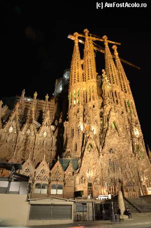 [P80] Sagrada Familia, seara » foto by Muffin2009*
 - 
<span class="allrVoted glyphicon glyphicon-heart hidden" id="av352282"></span>
<a class="m-l-10 hidden" id="sv352282" onclick="voting_Foto_DelVot(,352282,12198)" role="button">șterge vot <span class="glyphicon glyphicon-remove"></span></a>
<a id="v9352282" class=" c-red"  onclick="voting_Foto_SetVot(352282)" role="button"><span class="glyphicon glyphicon-heart-empty"></span> <b>LIKE</b> = Votează poza</a> <img class="hidden"  id="f352282W9" src="/imagini/loader.gif" border="0" /><span class="AjErrMes hidden" id="e352282ErM"></span>