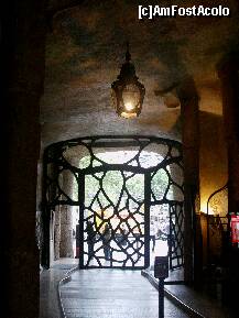[P01] Intrarea in Casa Mila, vazuta din vestibul. » foto by sandu.53
 - 
<span class="allrVoted glyphicon glyphicon-heart hidden" id="av171325"></span>
<a class="m-l-10 hidden" id="sv171325" onclick="voting_Foto_DelVot(,171325,12198)" role="button">șterge vot <span class="glyphicon glyphicon-remove"></span></a>
<a id="v9171325" class=" c-red"  onclick="voting_Foto_SetVot(171325)" role="button"><span class="glyphicon glyphicon-heart-empty"></span> <b>LIKE</b> = Votează poza</a> <img class="hidden"  id="f171325W9" src="/imagini/loader.gif" border="0" /><span class="AjErrMes hidden" id="e171325ErM"></span>