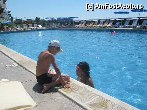 [P22] Piscina super! Apa minerala calda (nu incalzita), curata. Sezlong si umbrele inclus in all. Erau vreo 2 salvamari, 1 batranel cu o cruce rosie imprimat pe tricou, 1 altul care parea ombunlatoate - multe persoane care nu faceau nimic! Salvamarii nu avea pe cine salava din mareNIMENI nu intra in ea.  » foto by FanSejur
 - 
<span class="allrVoted glyphicon glyphicon-heart hidden" id="av347786"></span>
<a class="m-l-10 hidden" id="sv347786" onclick="voting_Foto_DelVot(,347786,12206)" role="button">șterge vot <span class="glyphicon glyphicon-remove"></span></a>
<a id="v9347786" class=" c-red"  onclick="voting_Foto_SetVot(347786)" role="button"><span class="glyphicon glyphicon-heart-empty"></span> <b>LIKE</b> = Votează poza</a> <img class="hidden"  id="f347786W9" src="/imagini/loader.gif" border="0" /><span class="AjErrMes hidden" id="e347786ErM"></span>