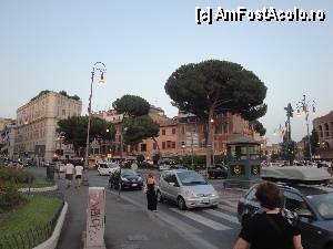 [P05] hotelul este chiar pe coltul pozat, respectiv cele 5 ferestre care se vad pe o cladire mica-roz. camerele noastre au fost chiar la 'strada'.  » foto by iorgulescua
 - 
<span class="allrVoted glyphicon glyphicon-heart hidden" id="av348874"></span>
<a class="m-l-10 hidden" id="sv348874" onclick="voting_Foto_DelVot(,348874,12240)" role="button">șterge vot <span class="glyphicon glyphicon-remove"></span></a>
<a id="v9348874" class=" c-red"  onclick="voting_Foto_SetVot(348874)" role="button"><span class="glyphicon glyphicon-heart-empty"></span> <b>LIKE</b> = Votează poza</a> <img class="hidden"  id="f348874W9" src="/imagini/loader.gif" border="0" /><span class="AjErrMes hidden" id="e348874ErM"></span>