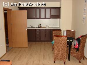 [P03] chicineta aflata in camera de zi a apartamentului, chicineta era dotata cu plita electrica, masina de spalat rufe, fierbator, frigider plus cateva vase.  » foto by ceasornicarul
 - 
<span class="allrVoted glyphicon glyphicon-heart hidden" id="av746210"></span>
<a class="m-l-10 hidden" id="sv746210" onclick="voting_Foto_DelVot(,746210,12245)" role="button">șterge vot <span class="glyphicon glyphicon-remove"></span></a>
<a id="v9746210" class=" c-red"  onclick="voting_Foto_SetVot(746210)" role="button"><span class="glyphicon glyphicon-heart-empty"></span> <b>LIKE</b> = Votează poza</a> <img class="hidden"  id="f746210W9" src="/imagini/loader.gif" border="0" /><span class="AjErrMes hidden" id="e746210ErM"></span>