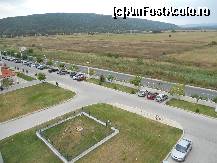 [P03] Vedere in partea dreapta a balconului. Se vede drumul principal, gardul de beton si masini parcate in curtea complexului.  » foto by akulus
 - 
<span class="allrVoted glyphicon glyphicon-heart hidden" id="av358001"></span>
<a class="m-l-10 hidden" id="sv358001" onclick="voting_Foto_DelVot(,358001,12245)" role="button">șterge vot <span class="glyphicon glyphicon-remove"></span></a>
<a id="v9358001" class=" c-red"  onclick="voting_Foto_SetVot(358001)" role="button"><span class="glyphicon glyphicon-heart-empty"></span> <b>LIKE</b> = Votează poza</a> <img class="hidden"  id="f358001W9" src="/imagini/loader.gif" border="0" /><span class="AjErrMes hidden" id="e358001ErM"></span>