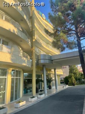 [P26] Întrarea în hotel » foto by M'Liviu
 - 
<span class="allrVoted glyphicon glyphicon-heart hidden" id="av1389026"></span>
<a class="m-l-10 hidden" id="sv1389026" onclick="voting_Foto_DelVot(,1389026,12251)" role="button">șterge vot <span class="glyphicon glyphicon-remove"></span></a>
<a id="v91389026" class=" c-red"  onclick="voting_Foto_SetVot(1389026)" role="button"><span class="glyphicon glyphicon-heart-empty"></span> <b>LIKE</b> = Votează poza</a> <img class="hidden"  id="f1389026W9" src="/imagini/loader.gif" border="0" /><span class="AjErrMes hidden" id="e1389026ErM"></span>