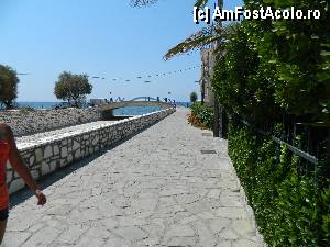[P16] Vila Kostas - drumul spre mare.  » foto by Dabator
 - 
<span class="allrVoted glyphicon glyphicon-heart hidden" id="av349579"></span>
<a class="m-l-10 hidden" id="sv349579" onclick="voting_Foto_DelVot(,349579,12263)" role="button">șterge vot <span class="glyphicon glyphicon-remove"></span></a>
<a id="v9349579" class=" c-red"  onclick="voting_Foto_SetVot(349579)" role="button"><span class="glyphicon glyphicon-heart-empty"></span> <b>LIKE</b> = Votează poza</a> <img class="hidden"  id="f349579W9" src="/imagini/loader.gif" border="0" /><span class="AjErrMes hidden" id="e349579ErM"></span>