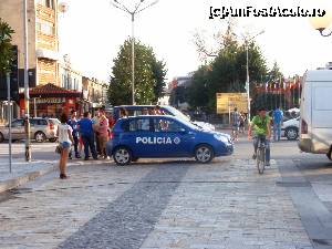 [P04] Pe singura strada 'pietonala' (!?) din centru Shkoder. Multe magazine, la ora 15, zi lucratoare, erau inchise (cica se deschid mai tarziu). POS, nu, bancomate, da. La unele magazine se poate plati in euro. La alimentara, nu, dar nici nu ai ce cumpara in afara de tigari si apa.  » foto by adriani61
 - 
<span class="allrVoted glyphicon glyphicon-heart hidden" id="av355710"></span>
<a class="m-l-10 hidden" id="sv355710" onclick="voting_Foto_DelVot(,355710,12316)" role="button">șterge vot <span class="glyphicon glyphicon-remove"></span></a>
<a id="v9355710" class=" c-red"  onclick="voting_Foto_SetVot(355710)" role="button"><span class="glyphicon glyphicon-heart-empty"></span> <b>LIKE</b> = Votează poza</a> <img class="hidden"  id="f355710W9" src="/imagini/loader.gif" border="0" /><span class="AjErrMes hidden" id="e355710ErM"></span>