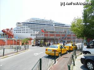 [P02] MSC Divina in portul din Istanbul. Cladirea rosie, e Yeni Yolcu Salonu din SalıPazarı. Cea mai apropiata statie de tramvai e Fındıklı.  » foto by TraianS
 - 
<span class="allrVoted glyphicon glyphicon-heart hidden" id="av351257"></span>
<a class="m-l-10 hidden" id="sv351257" onclick="voting_Foto_DelVot(,351257,12337)" role="button">șterge vot <span class="glyphicon glyphicon-remove"></span></a>
<a id="v9351257" class=" c-red"  onclick="voting_Foto_SetVot(351257)" role="button"><span class="glyphicon glyphicon-heart-empty"></span> <b>LIKE</b> = Votează poza</a> <img class="hidden"  id="f351257W9" src="/imagini/loader.gif" border="0" /><span class="AjErrMes hidden" id="e351257ErM"></span>