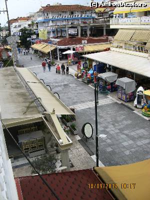 [P02] IKAROS Vedere stradală din balcon, spre stânga se vede firma Hotelului alăturat, mai cunoscut în zone » foto by user.im
 - 
<span class="allrVoted glyphicon glyphicon-heart hidden" id="av560654"></span>
<a class="m-l-10 hidden" id="sv560654" onclick="voting_Foto_DelVot(,560654,12445)" role="button">șterge vot <span class="glyphicon glyphicon-remove"></span></a>
<a id="v9560654" class=" c-red"  onclick="voting_Foto_SetVot(560654)" role="button"><span class="glyphicon glyphicon-heart-empty"></span> <b>LIKE</b> = Votează poza</a> <img class="hidden"  id="f560654W9" src="/imagini/loader.gif" border="0" /><span class="AjErrMes hidden" id="e560654ErM"></span>