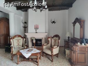 [P03] Hotel Medieval - zona de relaxare din camera noastră » foto by crismis
 - 
<span class="allrVoted glyphicon glyphicon-heart hidden" id="av1388818"></span>
<a class="m-l-10 hidden" id="sv1388818" onclick="voting_Foto_DelVot(,1388818,12507)" role="button">șterge vot <span class="glyphicon glyphicon-remove"></span></a>
<a id="v91388818" class=" c-red"  onclick="voting_Foto_SetVot(1388818)" role="button"><span class="glyphicon glyphicon-heart-empty"></span> <b>LIKE</b> = Votează poza</a> <img class="hidden"  id="f1388818W9" src="/imagini/loader.gif" border="0" /><span class="AjErrMes hidden" id="e1388818ErM"></span>
