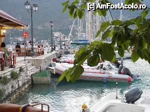 [P07] o taverna in Vasiliki, singura pe care imi amintesc sa o fi vazut in Grecia fara sa aiba numlele scris si cu litere latine. Asa ca nu stiu cum se numeste...  » foto by alecsa
 - 
<span class="allrVoted glyphicon glyphicon-heart hidden" id="av443080"></span>
<a class="m-l-10 hidden" id="sv443080" onclick="voting_Foto_DelVot(,443080,12526)" role="button">șterge vot <span class="glyphicon glyphicon-remove"></span></a>
<a id="v9443080" class=" c-red"  onclick="voting_Foto_SetVot(443080)" role="button"><span class="glyphicon glyphicon-heart-empty"></span> <b>LIKE</b> = Votează poza</a> <img class="hidden"  id="f443080W9" src="/imagini/loader.gif" border="0" /><span class="AjErrMes hidden" id="e443080ErM"></span>