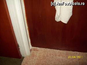[P17] Gresie-hol, mocheta -camera, vopsea maro pe blatul cuierului mazgalita peste tot. Lucrare de mantuiala.  » foto by simonsays94
 - 
<span class="allrVoted glyphicon glyphicon-heart hidden" id="av363247"></span>
<a class="m-l-10 hidden" id="sv363247" onclick="voting_Foto_DelVot(,363247,12535)" role="button">șterge vot <span class="glyphicon glyphicon-remove"></span></a>
<a id="v9363247" class=" c-red"  onclick="voting_Foto_SetVot(363247)" role="button"><span class="glyphicon glyphicon-heart-empty"></span> <b>LIKE</b> = Votează poza</a> <img class="hidden"  id="f363247W9" src="/imagini/loader.gif" border="0" /><span class="AjErrMes hidden" id="e363247ErM"></span>
