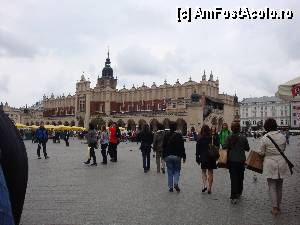 [P01] Piata veche centrala din Cracovia, numita 'Rynek Główny' un loc excelent pentru a cumpara suveniruri si flori dar si pentru iubitorii de istorie si arhitectura medievala.  » foto by culturaltour
 - 
<span class="allrVoted glyphicon glyphicon-heart hidden" id="av359059"></span>
<a class="m-l-10 hidden" id="sv359059" onclick="voting_Foto_DelVot(,359059,12587)" role="button">șterge vot <span class="glyphicon glyphicon-remove"></span></a>
<a id="v9359059" class=" c-red"  onclick="voting_Foto_SetVot(359059)" role="button"><span class="glyphicon glyphicon-heart-empty"></span> <b>LIKE</b> = Votează poza</a> <img class="hidden"  id="f359059W9" src="/imagini/loader.gif" border="0" /><span class="AjErrMes hidden" id="e359059ErM"></span>