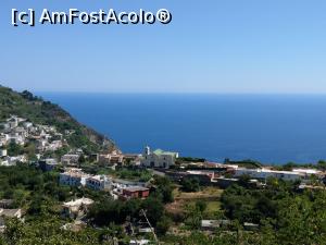 P03 [JUN-2019] Barano, punct de belvedere, aici am coborât din autobuz, fermecați pur și simplu. Chiesa San Giorgio di Martire. Plaja Maronti dincolo de biserică. 