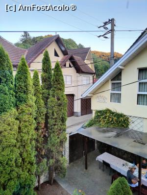 [P06] Pensiunea Irina - vedere de pe balconaș; a se remarca masa de sub copertină » foto by crismis
 - 
<span class="allrVoted glyphicon glyphicon-heart hidden" id="av1399666"></span>
<a class="m-l-10 hidden" id="sv1399666" onclick="voting_Foto_DelVot(,1399666,12674)" role="button">șterge vot <span class="glyphicon glyphicon-remove"></span></a>
<a id="v91399666" class=" c-red"  onclick="voting_Foto_SetVot(1399666)" role="button"><span class="glyphicon glyphicon-heart-empty"></span> <b>LIKE</b> = Votează poza</a> <img class="hidden"  id="f1399666W9" src="/imagini/loader.gif" border="0" /><span class="AjErrMes hidden" id="e1399666ErM"></span>