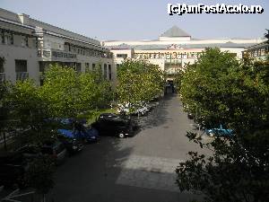 [P11] Vederea din dormitor, in curtea interioara, unde era parcarea platita. Dimineata, la 9, cand am iesit din camera, nu era nici un loc liber.  » foto by MCM
 - 
<span class="allrVoted glyphicon glyphicon-heart hidden" id="av366284"></span>
<a class="m-l-10 hidden" id="sv366284" onclick="voting_Foto_DelVot(,366284,12742)" role="button">șterge vot <span class="glyphicon glyphicon-remove"></span></a>
<a id="v9366284" class=" c-red"  onclick="voting_Foto_SetVot(366284)" role="button"><span class="glyphicon glyphicon-heart-empty"></span> <b>LIKE</b> = Votează poza</a> <img class="hidden"  id="f366284W9" src="/imagini/loader.gif" border="0" /><span class="AjErrMes hidden" id="e366284ErM"></span>