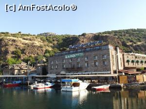 [P07] În portul antic, sus se observă stâncile acropolisului » foto by irinad
 - 
<span class="allrVoted glyphicon glyphicon-heart hidden" id="av994314"></span>
<a class="m-l-10 hidden" id="sv994314" onclick="voting_Foto_DelVot(,994314,12763)" role="button">șterge vot <span class="glyphicon glyphicon-remove"></span></a>
<a id="v9994314" class=" c-red"  onclick="voting_Foto_SetVot(994314)" role="button"><span class="glyphicon glyphicon-heart-empty"></span> <b>LIKE</b> = Votează poza</a> <img class="hidden"  id="f994314W9" src="/imagini/loader.gif" border="0" /><span class="AjErrMes hidden" id="e994314ErM"></span>