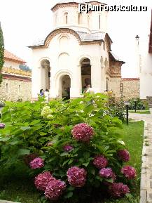 [P15] Biserica Manastirii Arnota si frumoasele hortensii din curte » foto by ascent
 - 
<span class="allrVoted glyphicon glyphicon-heart hidden" id="av148926"></span>
<a class="m-l-10 hidden" id="sv148926" onclick="voting_Foto_DelVot(,148926,12858)" role="button">șterge vot <span class="glyphicon glyphicon-remove"></span></a>
<a id="v9148926" class=" c-red"  onclick="voting_Foto_SetVot(148926)" role="button"><span class="glyphicon glyphicon-heart-empty"></span> <b>LIKE</b> = Votează poza</a> <img class="hidden"  id="f148926W9" src="/imagini/loader.gif" border="0" /><span class="AjErrMes hidden" id="e148926ErM"></span>