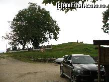 [P20] Platoul din fata Manastirii Arnota, pe care se aflau un mic cimitir si cateva banci pe care se asezau cei care doreau sa admire privelistea si sa vada de sus Manastirea Bistrita » foto by ascent
 - 
<span class="allrVoted glyphicon glyphicon-heart hidden" id="av148932"></span>
<a class="m-l-10 hidden" id="sv148932" onclick="voting_Foto_DelVot(,148932,12858)" role="button">șterge vot <span class="glyphicon glyphicon-remove"></span></a>
<a id="v9148932" class=" c-red"  onclick="voting_Foto_SetVot(148932)" role="button"><span class="glyphicon glyphicon-heart-empty"></span> <b>LIKE</b> = Votează poza</a> <img class="hidden"  id="f148932W9" src="/imagini/loader.gif" border="0" /><span class="AjErrMes hidden" id="e148932ErM"></span>
