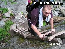 P23 [AUG-2009] pentru cei fara echipament adecvat cam asa se trece peste stanci