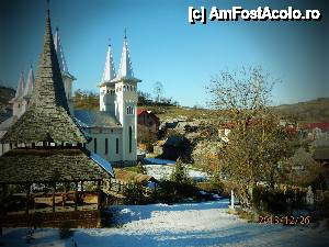 [P02] Poienile Izei. Biserica din sat. Din curtea pensiunii MARIA SI VICTOR iti rasfeti privirea cu peisaje ca acesta.  » foto by dorinela david
 - 
<span class="allrVoted glyphicon glyphicon-heart hidden" id="av489032"></span>
<a class="m-l-10 hidden" id="sv489032" onclick="voting_Foto_DelVot(,489032,13006)" role="button">șterge vot <span class="glyphicon glyphicon-remove"></span></a>
<a id="v9489032" class=" c-red"  onclick="voting_Foto_SetVot(489032)" role="button"><span class="glyphicon glyphicon-heart-empty"></span> <b>LIKE</b> = Votează poza</a> <img class="hidden"  id="f489032W9" src="/imagini/loader.gif" border="0" /><span class="AjErrMes hidden" id="e489032ErM"></span>