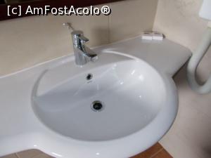 [P18] Chiuveta și uscătorul pentru păr » foto by Zoazore
 - 
<span class="allrVoted glyphicon glyphicon-heart hidden" id="av1367723"></span>
<a class="m-l-10 hidden" id="sv1367723" onclick="voting_Foto_DelVot(,1367723,13015)" role="button">șterge vot <span class="glyphicon glyphicon-remove"></span></a>
<a id="v91367723" class=" c-red"  onclick="voting_Foto_SetVot(1367723)" role="button"><span class="glyphicon glyphicon-heart-empty"></span> <b>LIKE</b> = Votează poza</a> <img class="hidden"  id="f1367723W9" src="/imagini/loader.gif" border="0" /><span class="AjErrMes hidden" id="e1367723ErM"></span>