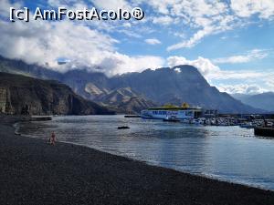 P32 [JAN-2022] Plaja din Puerto de las Nieves (un ferryboat tocmai părăsește portul; probabil spre Tenerife)