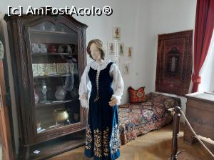 [P21] Camera Doamnei, camera destinată conteselor și o ținută frumoasă. În vitrină se vede și sfeșnicul de care vă povesteam. » foto by maryka
 - 
<span class="allrVoted glyphicon glyphicon-heart hidden" id="av1298872"></span>
<a class="m-l-10 hidden" id="sv1298872" onclick="voting_Foto_DelVot(,1298872,13139)" role="button">șterge vot <span class="glyphicon glyphicon-remove"></span></a>
<a id="v91298872" class=" c-red"  onclick="voting_Foto_SetVot(1298872)" role="button"><span class="glyphicon glyphicon-heart-empty"></span> <b>LIKE</b> = Votează poza</a> <img class="hidden"  id="f1298872W9" src="/imagini/loader.gif" border="0" /><span class="AjErrMes hidden" id="e1298872ErM"></span>
