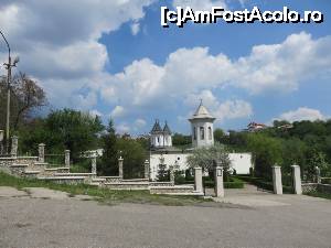 [P01] În fața Mănăstirii Clocociov - vedere din parcare.  » foto by tata123 🔱
 - 
<span class="allrVoted glyphicon glyphicon-heart hidden" id="av631091"></span>
<a class="m-l-10 hidden" id="sv631091" onclick="voting_Foto_DelVot(,631091,13142)" role="button">șterge vot <span class="glyphicon glyphicon-remove"></span></a>
<a id="v9631091" class=" c-red"  onclick="voting_Foto_SetVot(631091)" role="button"><span class="glyphicon glyphicon-heart-empty"></span> <b>LIKE</b> = Votează poza</a> <img class="hidden"  id="f631091W9" src="/imagini/loader.gif" border="0" /><span class="AjErrMes hidden" id="e631091ErM"></span>