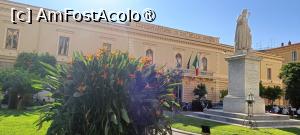 [P11] Piazza Sant’Antonino - statuia sfântului, școala catolică și floarea paradisului. » foto by tata123 🔱
 - 
<span class="allrVoted glyphicon glyphicon-heart hidden" id="av1531088"></span>
<a class="m-l-10 hidden" id="sv1531088" onclick="voting_Foto_DelVot(,1531088,13144)" role="button">șterge vot <span class="glyphicon glyphicon-remove"></span></a>
<a id="v91531088" class=" c-red"  onclick="voting_Foto_SetVot(1531088)" role="button"><span class="glyphicon glyphicon-heart-empty"></span> <b>LIKE</b> = Votează poza</a> <img class="hidden"  id="f1531088W9" src="/imagini/loader.gif" border="0" /><span class="AjErrMes hidden" id="e1531088ErM"></span>