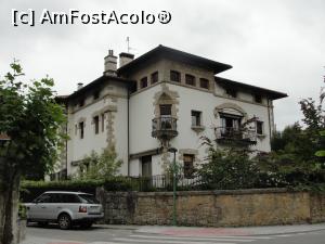 [P28] Altă vilă în Getxo; efectiv nu mă puteam abține, mă gândeam că o să mă ia careva la întrebări pentru că forografiez cu ostentație casele oamenilor :)  » foto by RoxanaGRS
 - 
<span class="allrVoted glyphicon glyphicon-heart hidden" id="av958797"></span>
<a class="m-l-10 hidden" id="sv958797" onclick="voting_Foto_DelVot(,958797,13148)" role="button">șterge vot <span class="glyphicon glyphicon-remove"></span></a>
<a id="v9958797" class=" c-red"  onclick="voting_Foto_SetVot(958797)" role="button"><span class="glyphicon glyphicon-heart-empty"></span> <b>LIKE</b> = Votează poza</a> <img class="hidden"  id="f958797W9" src="/imagini/loader.gif" border="0" /><span class="AjErrMes hidden" id="e958797ErM"></span>