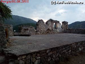 [P17] O parte din ruinele Castelului Venețian, probabil un contrafort de apărare.  » foto by ovidiuyepi
 - 
<span class="allrVoted glyphicon glyphicon-heart hidden" id="av672339"></span>
<a class="m-l-10 hidden" id="sv672339" onclick="voting_Foto_DelVot(,672339,13156)" role="button">șterge vot <span class="glyphicon glyphicon-remove"></span></a>
<a id="v9672339" class=" c-red"  onclick="voting_Foto_SetVot(672339)" role="button"><span class="glyphicon glyphicon-heart-empty"></span> <b>LIKE</b> = Votează poza</a> <img class="hidden"  id="f672339W9" src="/imagini/loader.gif" border="0" /><span class="AjErrMes hidden" id="e672339ErM"></span>