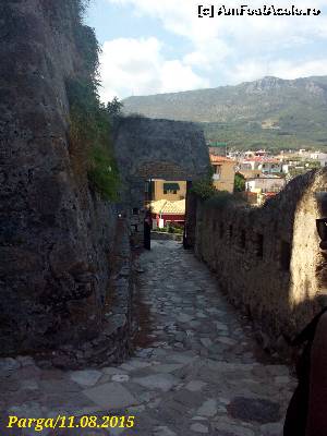 [P25] Intrarea la Castelul Venețian văzută din interior. În dreaptă sunt meterezele de apărare cu lăcașuri de tragere pentru armele de foc (muschete, puști).  » foto by ovidiuyepi
 - 
<span class="allrVoted glyphicon glyphicon-heart hidden" id="av672347"></span>
<a class="m-l-10 hidden" id="sv672347" onclick="voting_Foto_DelVot(,672347,13156)" role="button">șterge vot <span class="glyphicon glyphicon-remove"></span></a>
<a id="v9672347" class=" c-red"  onclick="voting_Foto_SetVot(672347)" role="button"><span class="glyphicon glyphicon-heart-empty"></span> <b>LIKE</b> = Votează poza</a> <img class="hidden"  id="f672347W9" src="/imagini/loader.gif" border="0" /><span class="AjErrMes hidden" id="e672347ErM"></span>