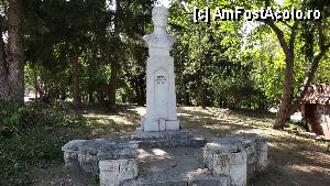 [P32] Arbanassi / Bustul lui Ilarion Ivanov Dragostinov străjuind intrarea în parcul Arbanassi » foto by bog68
 - 
<span class="allrVoted glyphicon glyphicon-heart hidden" id="av371910"></span>
<a class="m-l-10 hidden" id="sv371910" onclick="voting_Foto_DelVot(,371910,13213)" role="button">șterge vot <span class="glyphicon glyphicon-remove"></span></a>
<a id="v9371910" class=" c-red"  onclick="voting_Foto_SetVot(371910)" role="button"><span class="glyphicon glyphicon-heart-empty"></span> <b>LIKE</b> = Votează poza</a> <img class="hidden"  id="f371910W9" src="/imagini/loader.gif" border="0" /><span class="AjErrMes hidden" id="e371910ErM"></span>