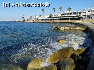 P01 [JUN-2016] Mediterana la Pafos. Aici, chiar în centrul Kato Pafos-ului. În depărtare se vede și Castelul Medieval. 