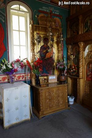 [P11] Icoana făcătoare de minuni, amplasată lângă altar.  » foto by Utube
 - 
<span class="allrVoted glyphicon glyphicon-heart hidden" id="av389282"></span>
<a class="m-l-10 hidden" id="sv389282" onclick="voting_Foto_DelVot(,389282,13301)" role="button">șterge vot <span class="glyphicon glyphicon-remove"></span></a>
<a id="v9389282" class=" c-red"  onclick="voting_Foto_SetVot(389282)" role="button"><span class="glyphicon glyphicon-heart-empty"></span> <b>LIKE</b> = Votează poza</a> <img class="hidden"  id="f389282W9" src="/imagini/loader.gif" border="0" /><span class="AjErrMes hidden" id="e389282ErM"></span>