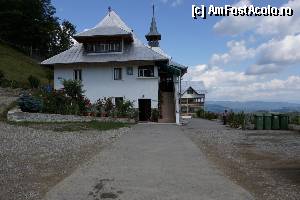 [P07] Vedere a mănăstirii. Biserica acesteia este în clădirea ce se vede în prim plan dar în spatele acesteia. În partea stângă este locul unde se aprind lumânările iar lângă clădire, în stânga, se vede o parte dintr-un butoi albastru în care se ține apa sfințită.  » foto by Utube
 - 
<span class="allrVoted glyphicon glyphicon-heart hidden" id="av389278"></span>
<a class="m-l-10 hidden" id="sv389278" onclick="voting_Foto_DelVot(,389278,13301)" role="button">șterge vot <span class="glyphicon glyphicon-remove"></span></a>
<a id="v9389278" class=" c-red"  onclick="voting_Foto_SetVot(389278)" role="button"><span class="glyphicon glyphicon-heart-empty"></span> <b>LIKE</b> = Votează poza</a> <img class="hidden"  id="f389278W9" src="/imagini/loader.gif" border="0" /><span class="AjErrMes hidden" id="e389278ErM"></span>