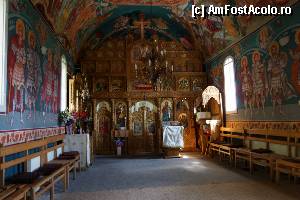 [P09] Interiorul bisericii, vedere spre altar. Se remarcă picturile sfinților realizate în dimensiuni foarte mari, raportate la mărimea pereților laterali care sunt destul de mici.  » foto by Utube
 - 
<span class="allrVoted glyphicon glyphicon-heart hidden" id="av389280"></span>
<a class="m-l-10 hidden" id="sv389280" onclick="voting_Foto_DelVot(,389280,13301)" role="button">șterge vot <span class="glyphicon glyphicon-remove"></span></a>
<a id="v9389280" class=" c-red"  onclick="voting_Foto_SetVot(389280)" role="button"><span class="glyphicon glyphicon-heart-empty"></span> <b>LIKE</b> = Votează poza</a> <img class="hidden"  id="f389280W9" src="/imagini/loader.gif" border="0" /><span class="AjErrMes hidden" id="e389280ErM"></span>