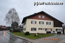 [P01] Gastehaus Scheil, in dreapta se intra in parcarea pensiunii.  » foto by sosso
 - 
<span class="allrVoted glyphicon glyphicon-heart hidden" id="av395538"></span>
<a class="m-l-10 hidden" id="sv395538" onclick="voting_Foto_DelVot(,395538,13494)" role="button">șterge vot <span class="glyphicon glyphicon-remove"></span></a>
<a id="v9395538" class=" c-red"  onclick="voting_Foto_SetVot(395538)" role="button"><span class="glyphicon glyphicon-heart-empty"></span> <b>LIKE</b> = Votează poza</a> <img class="hidden"  id="f395538W9" src="/imagini/loader.gif" border="0" /><span class="AjErrMes hidden" id="e395538ErM"></span>