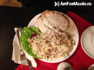 [P41] Restaurant Casa Ferdinand :) - pui Gorgonzola cu garnitura de orez cu ciuperci.  » foto by ioana22
 - 
<span class="allrVoted glyphicon glyphicon-heart hidden" id="av402764"></span>
<a class="m-l-10 hidden" id="sv402764" onclick="voting_Foto_DelVot(,402764,13688)" role="button">șterge vot <span class="glyphicon glyphicon-remove"></span></a>
<a id="v9402764" class=" c-red"  onclick="voting_Foto_SetVot(402764)" role="button"><span class="glyphicon glyphicon-heart-empty"></span> <b>LIKE</b> = Votează poza</a> <img class="hidden"  id="f402764W9" src="/imagini/loader.gif" border="0" /><span class="AjErrMes hidden" id="e402764ErM"></span>