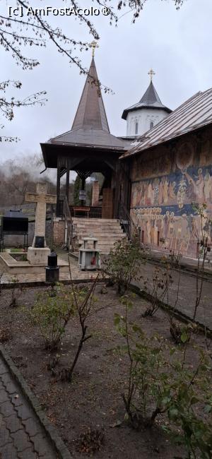 [P17] Mănăstirea Cotmeana - Intrarea în biserica nouă. » foto by iulianic
 - 
<span class="allrVoted glyphicon glyphicon-heart hidden" id="av1460625"></span>
<a class="m-l-10 hidden" id="sv1460625" onclick="voting_Foto_DelVot(,1460625,13727)" role="button">șterge vot <span class="glyphicon glyphicon-remove"></span></a>
<a id="v91460625" class=" c-red"  onclick="voting_Foto_SetVot(1460625)" role="button"><span class="glyphicon glyphicon-heart-empty"></span> <b>LIKE</b> = Votează poza</a> <img class="hidden"  id="f1460625W9" src="/imagini/loader.gif" border="0" /><span class="AjErrMes hidden" id="e1460625ErM"></span>