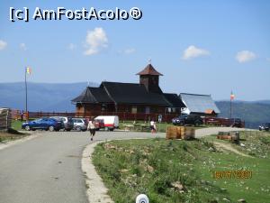 [P28] La bisericuță, turiști și săteni din satele din jur » foto by puiutea
 - 
<span class="allrVoted glyphicon glyphicon-heart hidden" id="av1243774"></span>
<a class="m-l-10 hidden" id="sv1243774" onclick="voting_Foto_DelVot(,1243774,13782)" role="button">șterge vot <span class="glyphicon glyphicon-remove"></span></a>
<a id="v91243774" class=" c-red"  onclick="voting_Foto_SetVot(1243774)" role="button"><span class="glyphicon glyphicon-heart-empty"></span> <b>LIKE</b> = Votează poza</a> <img class="hidden"  id="f1243774W9" src="/imagini/loader.gif" border="0" /><span class="AjErrMes hidden" id="e1243774ErM"></span>