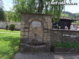 [P64] Tryavna-Fantana din fata Casei Daskalov.  » foto by Floria
 - 
<span class="allrVoted glyphicon glyphicon-heart hidden" id="av515629"></span>
<a class="m-l-10 hidden" id="sv515629" onclick="voting_Foto_DelVot(,515629,13844)" role="button">șterge vot <span class="glyphicon glyphicon-remove"></span></a>
<a id="v9515629" class=" c-red"  onclick="voting_Foto_SetVot(515629)" role="button"><span class="glyphicon glyphicon-heart-empty"></span> <b>LIKE</b> = Votează poza</a> <img class="hidden"  id="f515629W9" src="/imagini/loader.gif" border="0" /><span class="AjErrMes hidden" id="e515629ErM"></span>
