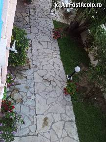 [P03] Aleea principala din curtea vilei Sunny Garden » foto by alexvat
 - 
<span class="allrVoted glyphicon glyphicon-heart hidden" id="av464055"></span>
<a class="m-l-10 hidden" id="sv464055" onclick="voting_Foto_DelVot(,464055,13881)" role="button">șterge vot <span class="glyphicon glyphicon-remove"></span></a>
<a id="v9464055" class=" c-red"  onclick="voting_Foto_SetVot(464055)" role="button"><span class="glyphicon glyphicon-heart-empty"></span> <b>LIKE</b> = Votează poza</a> <img class="hidden"  id="f464055W9" src="/imagini/loader.gif" border="0" /><span class="AjErrMes hidden" id="e464055ErM"></span>