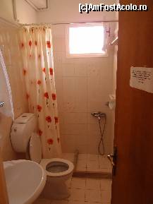 [P05] Baia camerei 18 din vila Sunny Garden. Se poate observa geamul generos si 'bordura' dusului, care marginea apa sa nu se reverse in toata baia. Pe interiorul 'bordurii' era gaura ce servea ca scurgere dusului.  » foto by alexvat
 - 
<span class="allrVoted glyphicon glyphicon-heart hidden" id="av464057"></span>
<a class="m-l-10 hidden" id="sv464057" onclick="voting_Foto_DelVot(,464057,13881)" role="button">șterge vot <span class="glyphicon glyphicon-remove"></span></a>
<a id="v9464057" class=" c-red"  onclick="voting_Foto_SetVot(464057)" role="button"><span class="glyphicon glyphicon-heart-empty"></span> <b>LIKE</b> = Votează poza</a> <img class="hidden"  id="f464057W9" src="/imagini/loader.gif" border="0" /><span class="AjErrMes hidden" id="e464057ErM"></span>